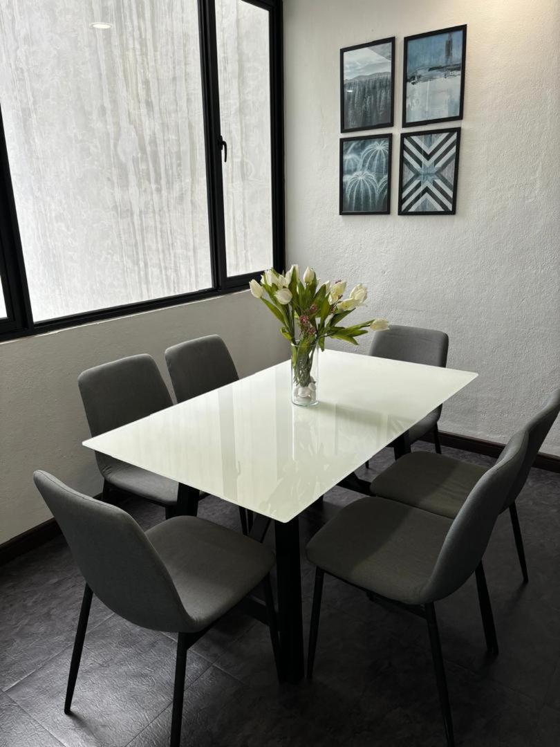 In The Heart Of Georgetown, 2-7 Pax Family Holiday home George Town